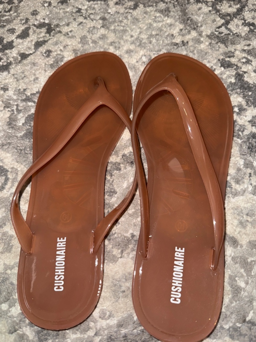 CUSHIONAIRE Women's Brown Jelly Flip Sandals